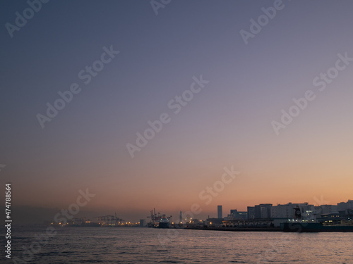 夕焼けの東京湾岸のコンテナ埠頭