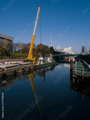 東京スカイツリーが見える運河での護岸工事