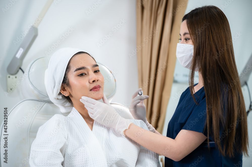 Obraz premium young Asian woman making cosmetology treatment skin injection, Mesotherapy of face beauty care