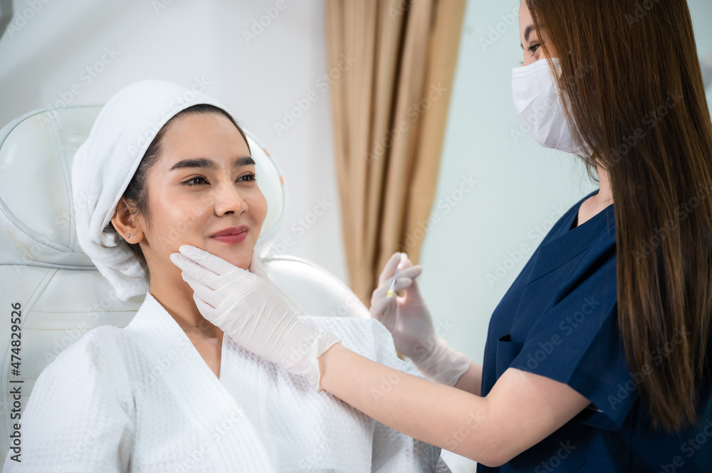 Obraz premium young Asian woman making cosmetology treatment skin injection, Mesotherapy of face beauty care