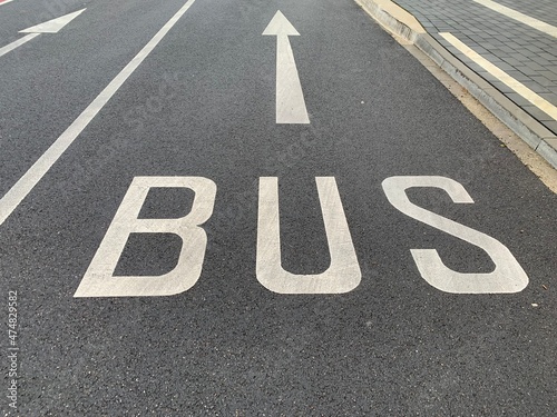 Wegweiser Bus Strasse asphalt © Thomas