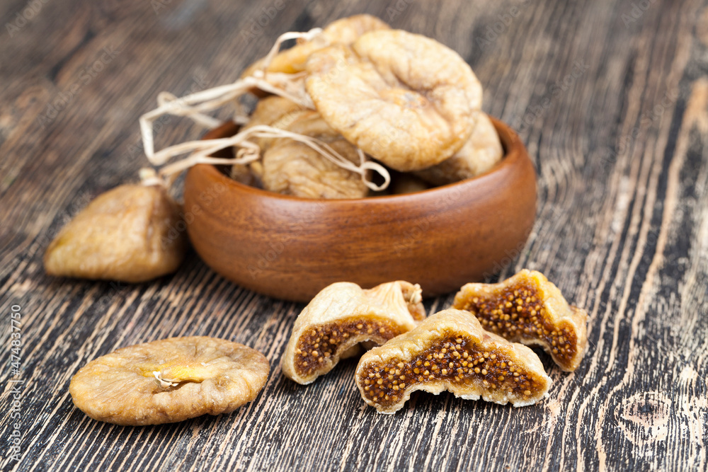Fototapeta premium dried ripe and sweet yellow figs