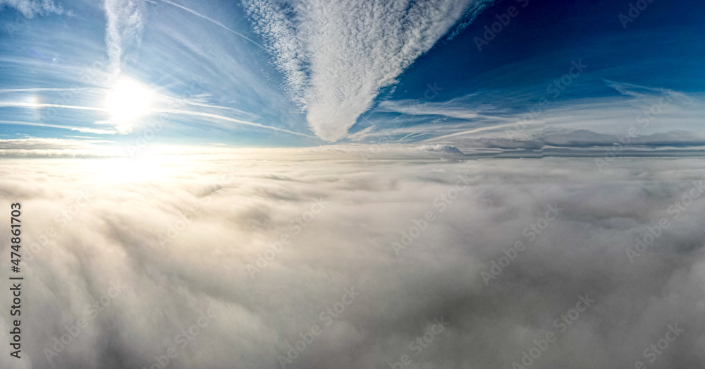 W chmurach, pod chmurami nad mgłą. 