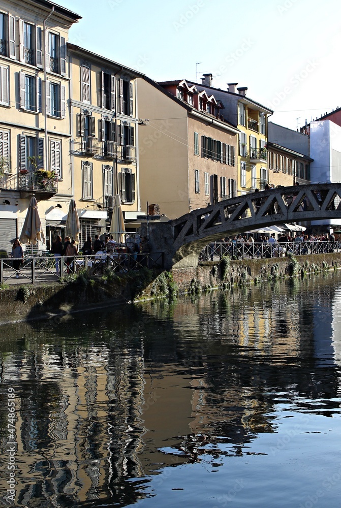 Fototapeta premium Italy, Milan: Foreshortening of the bridge on the Naviglio.