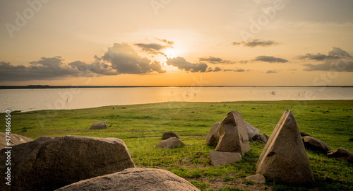 Coucher de soleil sur le barrage de la Kompienga au Burkina Faso