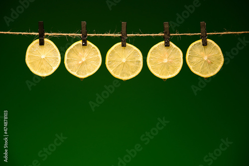 cytryny na zielonym tle. herbata, sok, witaminy nic nie może się bez nich obejść. czysta witamina C © fotolowkey
