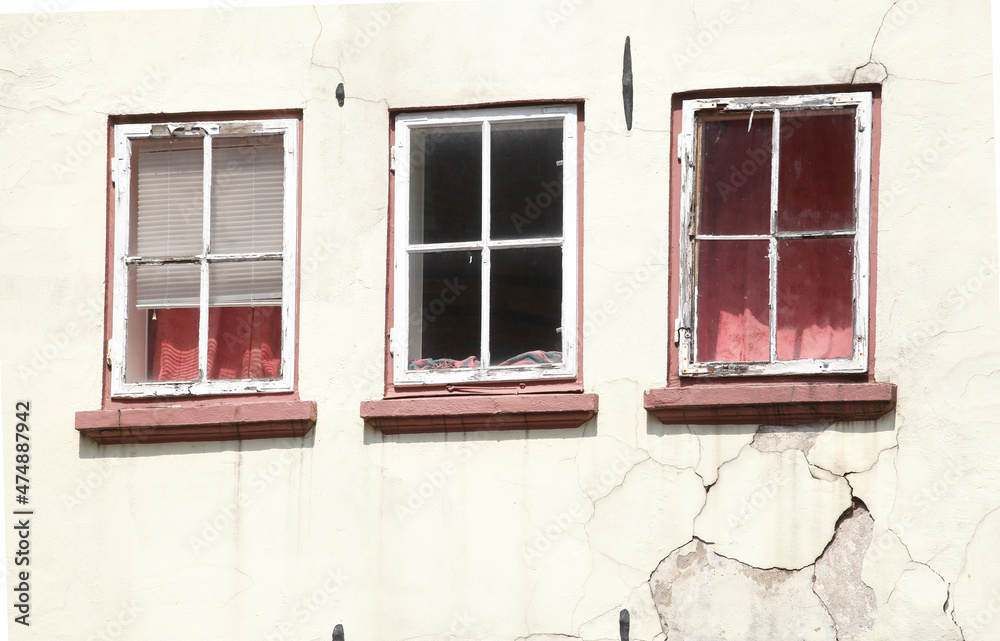 Alte Fenster an einem alten verfallenen Haus, Deutschland, Europa