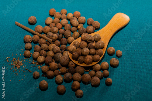 Piment de Jamaïque avec cuillère en bois