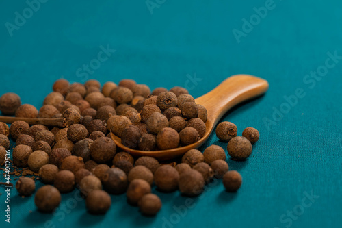 Piment de Jamaïque avec cuillère en bois