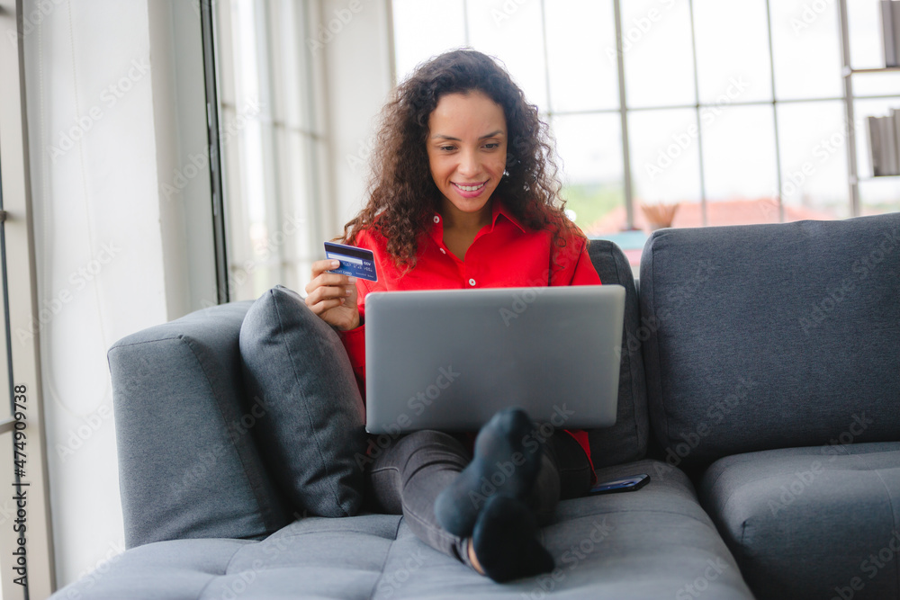 Naklejka premium African American business freelance woman working at home with online communication using laptop