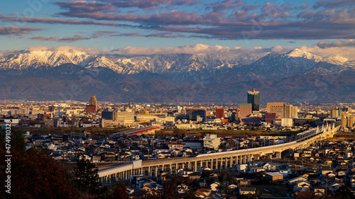 北陸新幹線と富山の街と立山連峰　絶景