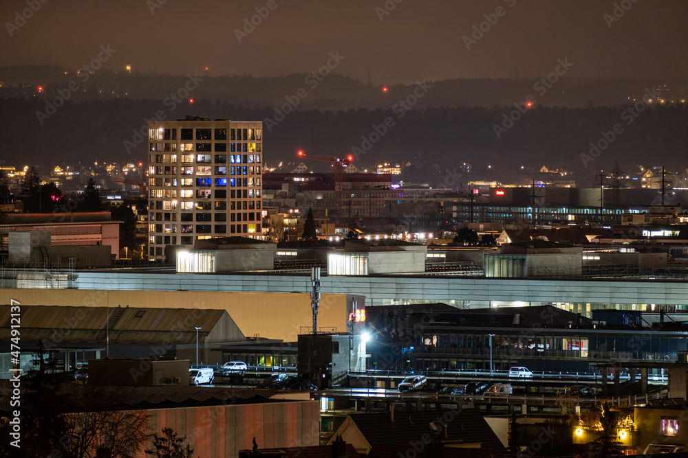 Skyline von Oelikon Zürich in der Nacht. Osterwalder Tower und ABB Gelände in Oerlikon sind zu sehen.