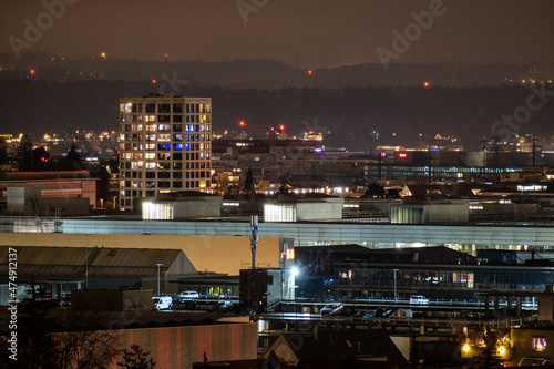 Skyline von Oelikon Zürich in der Nacht. Osterwalder Tower und ABB Gelände in Oerlikon sind zu sehen.