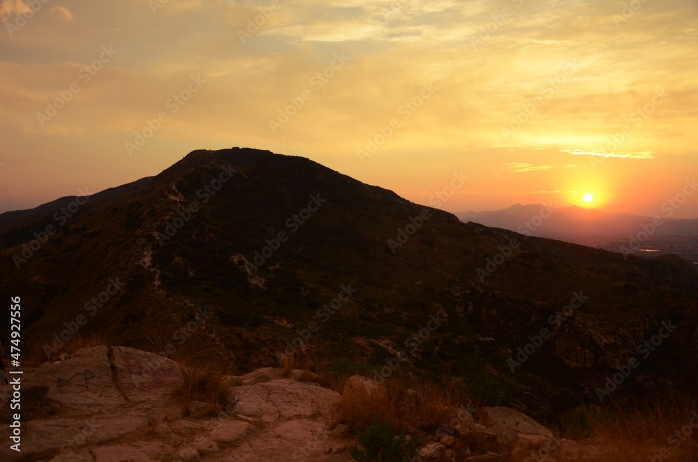 Atardecer o puesta de sol arriba de una montaña