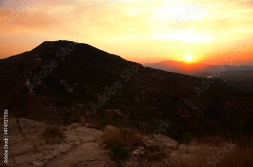 Atardecer o puesta de sol arriba de una monta  a