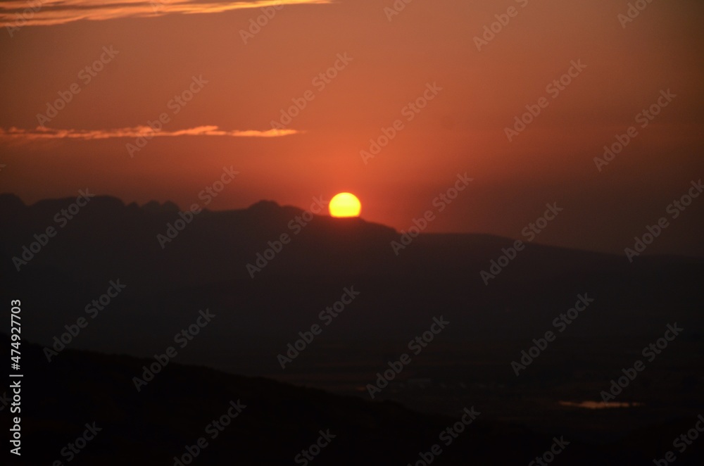 Fototapeta premium Atardecer o puesta de sol arriba de una montaña