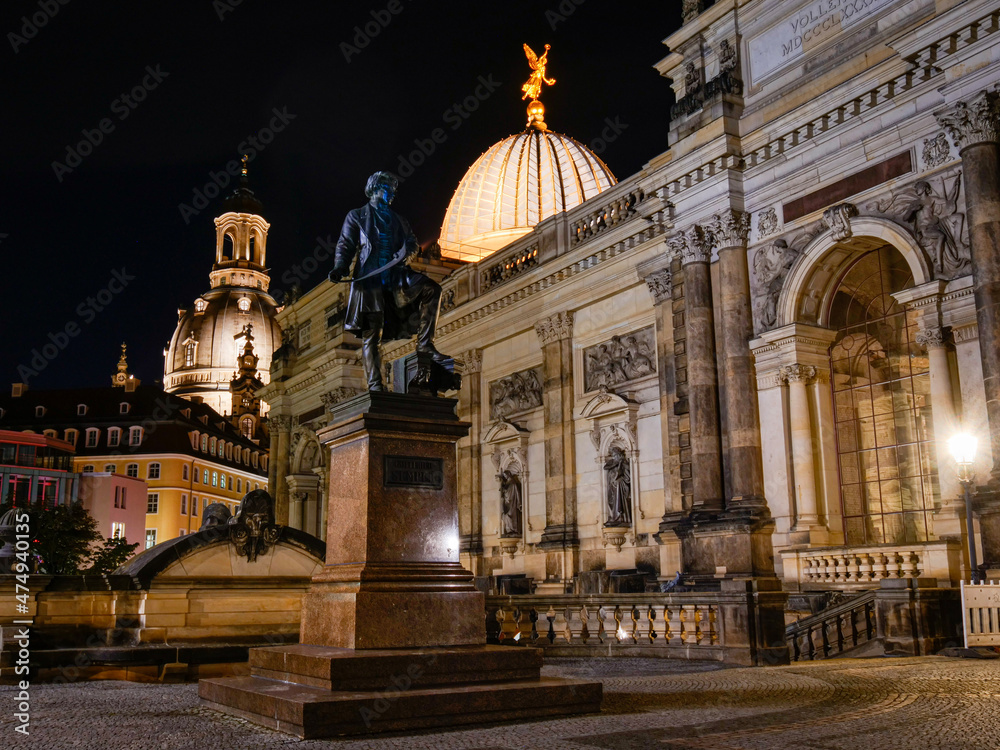 Gottfried Semper Denkmal an den Brühlschen Terrassen in Dresden mit Blick auf die Frauenkirche bei Nacht