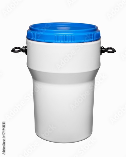 Plastikowy pojemnik na białym tle