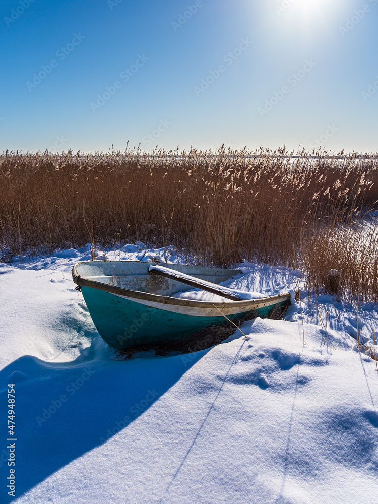Fischerboot in Wieck am Bodden auf dem Fischland-Darß im Winter