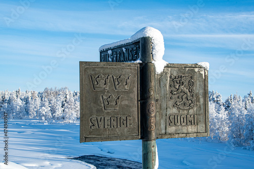 Markierung der Grenze zwischen Finnland und Schweden durch ein Schild auf der Brücke über den Fluss Etuväyla