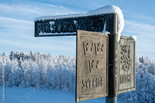 Markierung der Grenze zwischen Finnland und Schweden durch ein Schild auf der Brücke über den Fluss Etuväyla