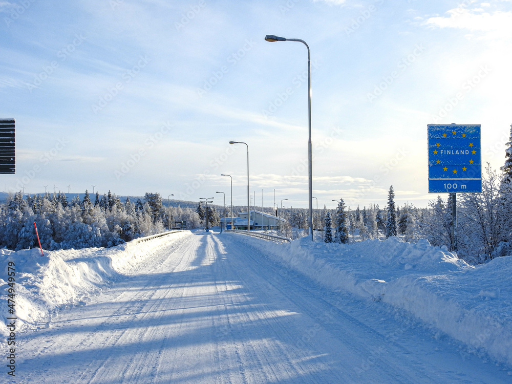 Blick aus Richtung Schweden auf den Grenzübergang nach Finnland in Muonio Lappland im Winter