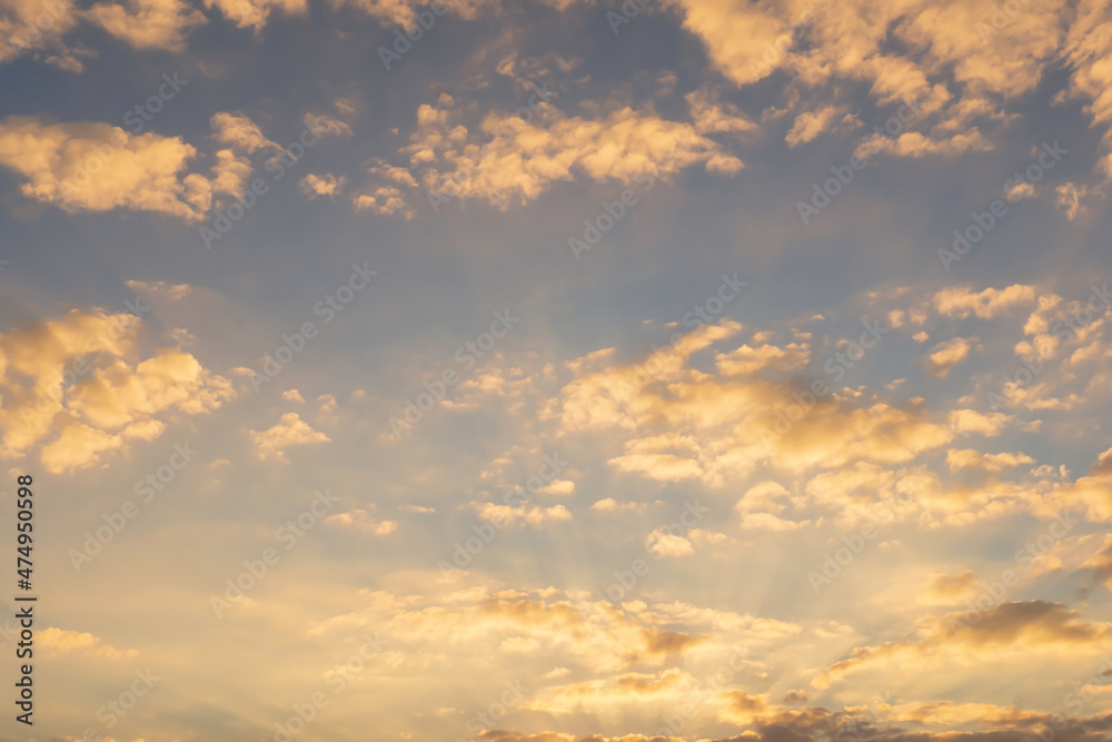 Obraz premium Evening sun with sky with clouds For background. The sun shines violently with clouds, blue sky background.
