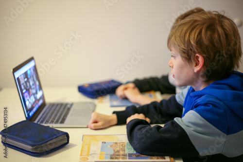 Dzieci uczące się na zdalnych lekcjach online