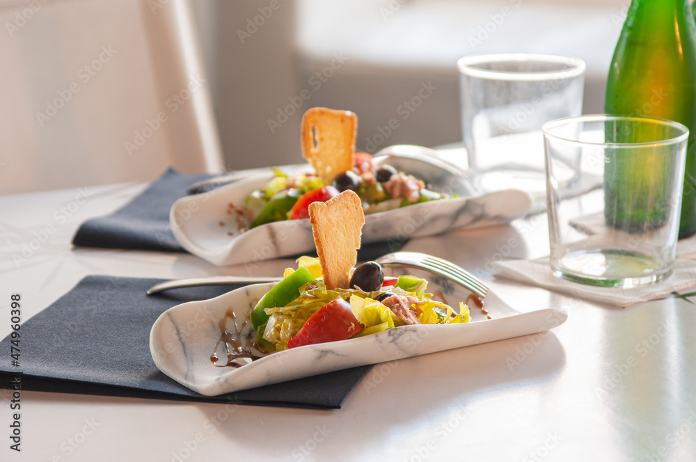 Tapas en plato de mármol en restaurante con vino rosado. Tapas en plato de mármol en restaurante con vino rosado.
