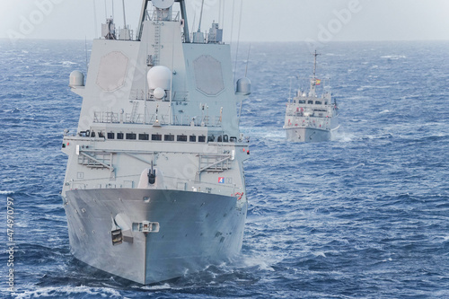 Fotografía us nato navy military ships sailing at sea during a nato humanitarian operation
