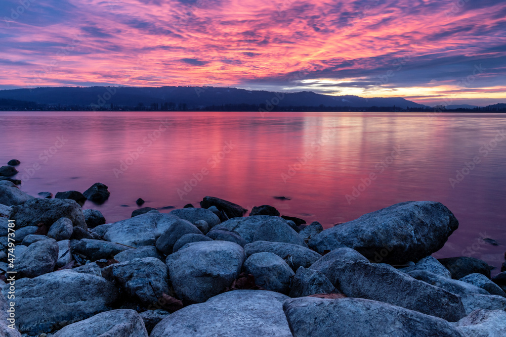 Steine am schönen Seeufer des Bodensees zum Sonnenuntergang Steine am schönen Seeufer des Bodensees zum Sonnenuntergang