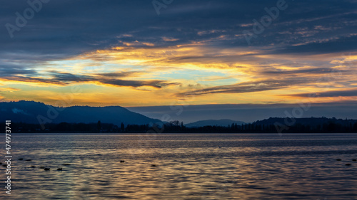 Traumhafter Wolkenbruch am schönen Bodensee zur goldenen Stunde 