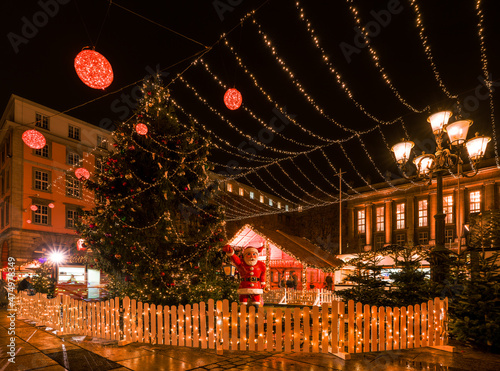 Weihnachtsmarkt in Wuppertal Barmen mit Rathaus
