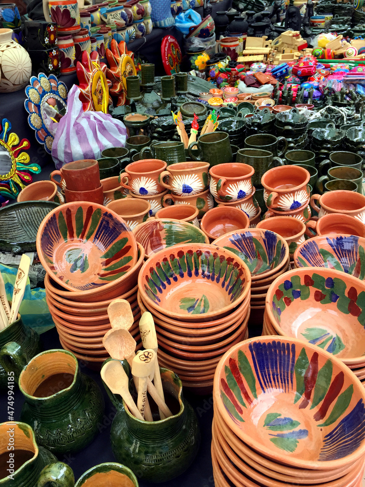 Obraz premium pottery in the market. clay pots in the market of Nochixtlan in the state of Oaxaca, Mexico. plates, cups, colorful handmade pots for sale.