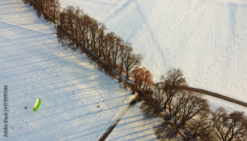 Cuadro en lienzo Luftaufnahme mit einer Drohne von einer Allee mit Bäumen und einem Paraglider im