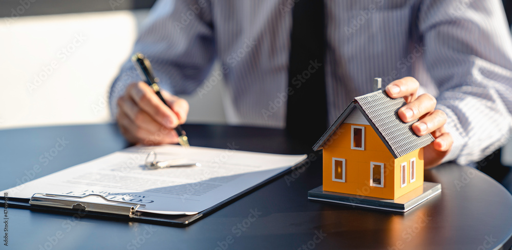 The homebuyer signs the document. Land salesperson submits land mortgage contract documents. Consult on contracts to buy and sell, insurance or real estate or property loans.