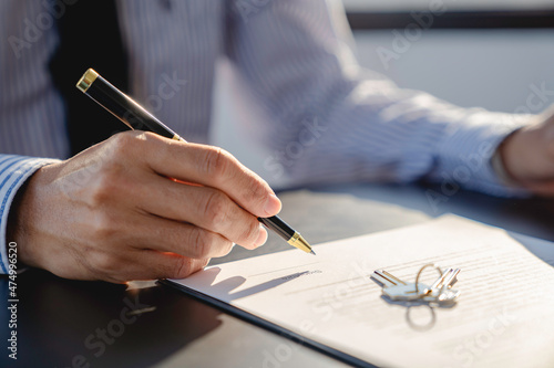 The homebuyer signs the document. Land salesperson submits land mortgage contract documents. Consult on contracts to buy and sell, insurance or real estate or property loans.