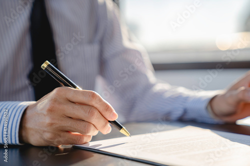 The homebuyer signs the document. Land salesperson submits land mortgage contract documents. Consult on contracts to buy and sell, insurance or real estate or property loans.