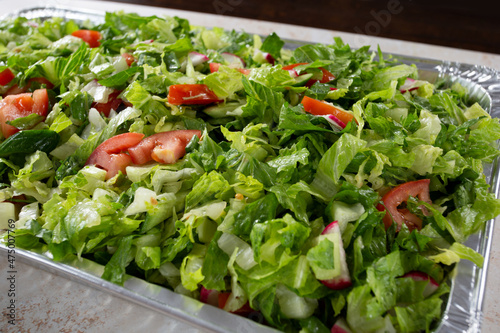 Foto A view of a catering size container of salad.