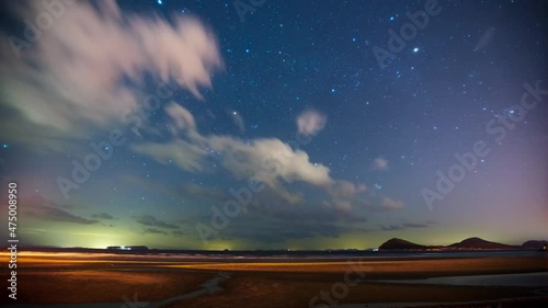 父母ヶ浜の美しい冬の星空のタイムラプス
