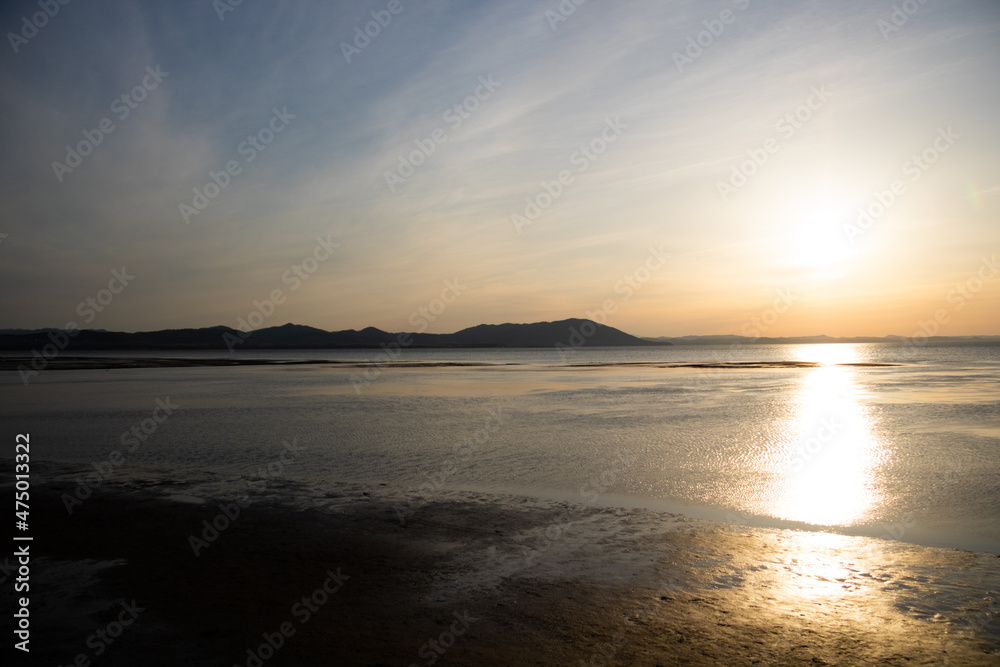 美しい湖の夕暮れ
