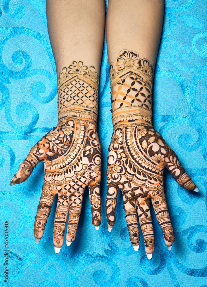 Obraz premium Hand decorated with henna