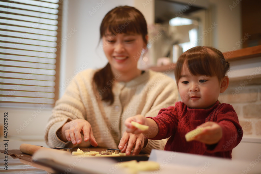 Fototapeta premium お菓子作りをする親子