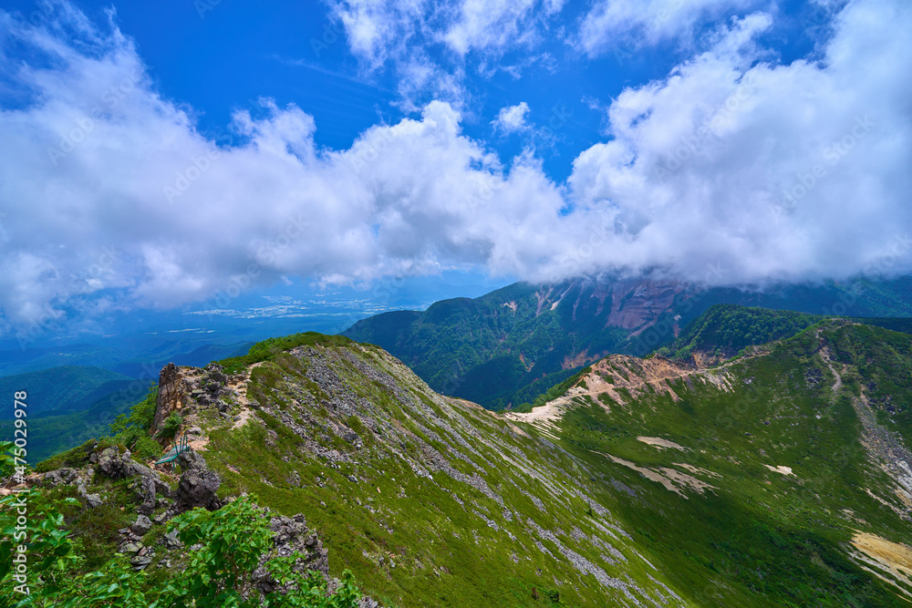 Fototapeta premium 夏の北八ヶ岳 東天狗岳山頂から南側の根石岳方面の稜線を見る