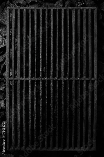 Obraz na płótnie Top view of black cast iron grate over cold coals on grill w salonie