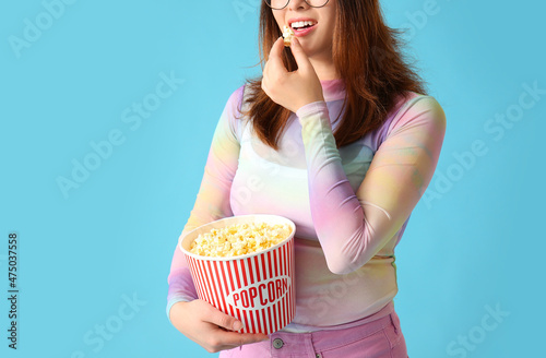 Stylish young woman eating ...