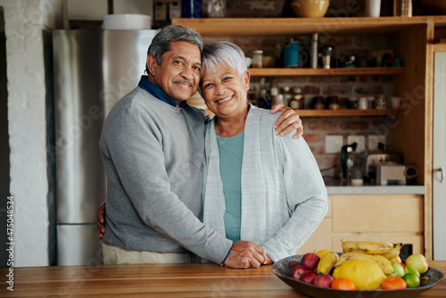 Fotografia Portrait of happily retired elderly biracial couple holding each other