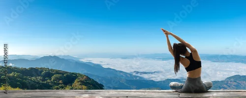 Tapety Young woman practicing yoga in the nature