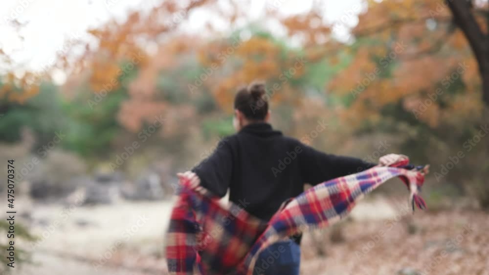 紅葉の公園で遊ぶ女性 紅葉の公園で遊ぶ女性