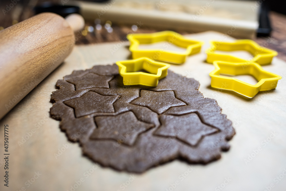 Sternchenkekse aus hellem und dunklem Teig backen Sternchenkekse aus hellem und dunklem Teig backen